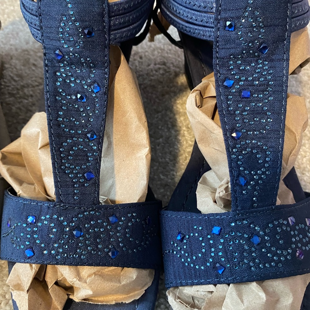 New York Transit Women’s Sz 9M Rhinestone/Gem Sandals Summer Causal Beige & Navy - Picture 2 of 5